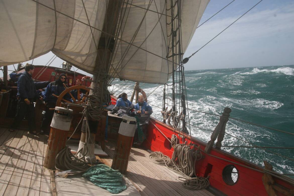10-Shtandart-at-North-sea-8Beaufort.jpg