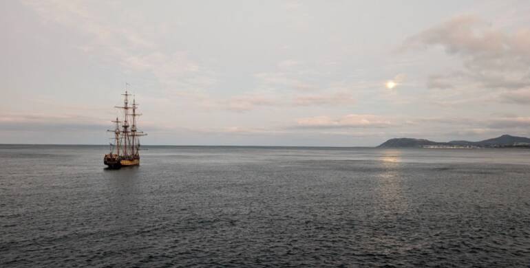 RTE : Controversial replica of Peter the Great flagship anchors off Dublin coast